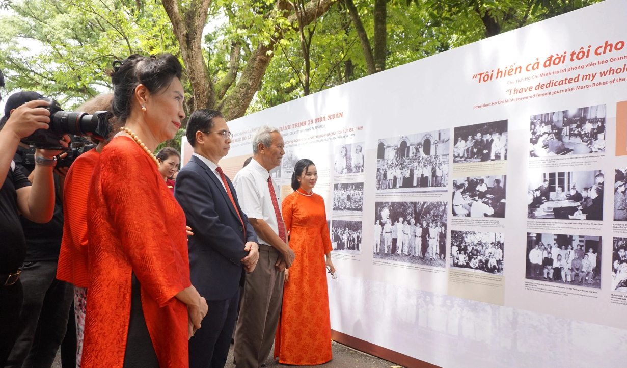 Các đại biểu tham quan triển lãm 55 năm Khu di tích Chủ tịch Hồ Chí Minh tại Phủ Chủ tịch - Ảnh: T.ĐIỂU