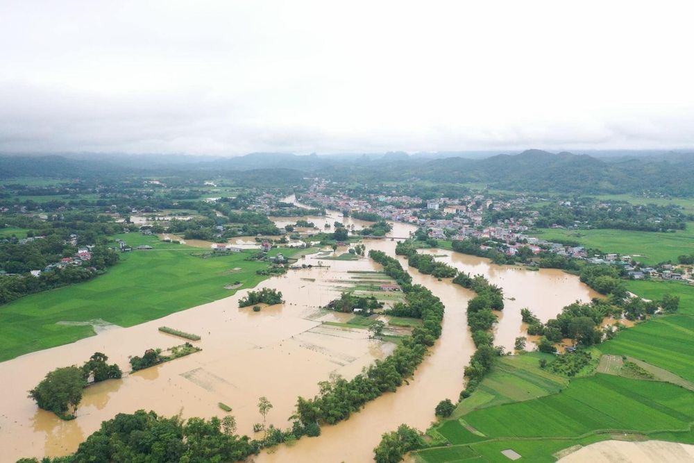 Mưa lũ gây ngập nhiều tuyến đường trên địa bàn huyện Hòa An. 