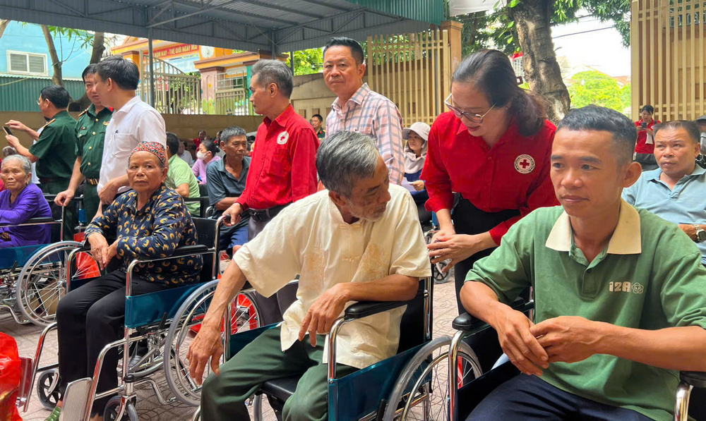 Bà Nguyễn thị Thu Hiền - Phó Chủ tịch Thường trực Hội Chữ thập đỏ tỉnh chia sẻ niềm vui với các bác được nhận xe lăn.j