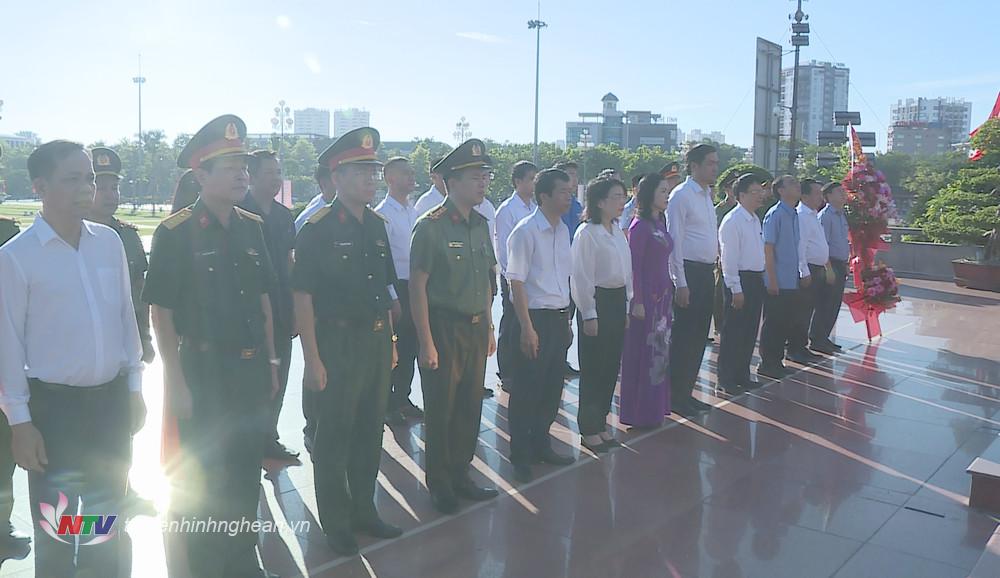 Các đại biểu dâng hoa trước tượng đài của Chủ tịch Hồ Chí Minh.