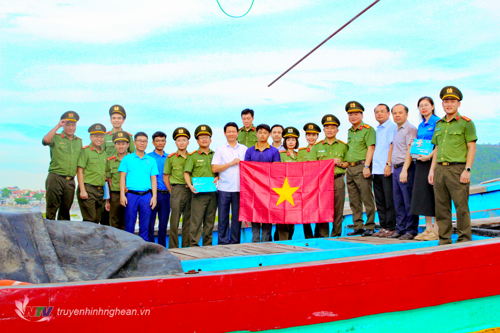 Đại diện Chi cục Thủy sản và Kiểm ngư tỉnh tuyên truyền các quy định về Luật Thủy sản và hướng dẫn ngư dân chấp hành các quy định về chống khai thác thủy sản bất hợp pháp IUU