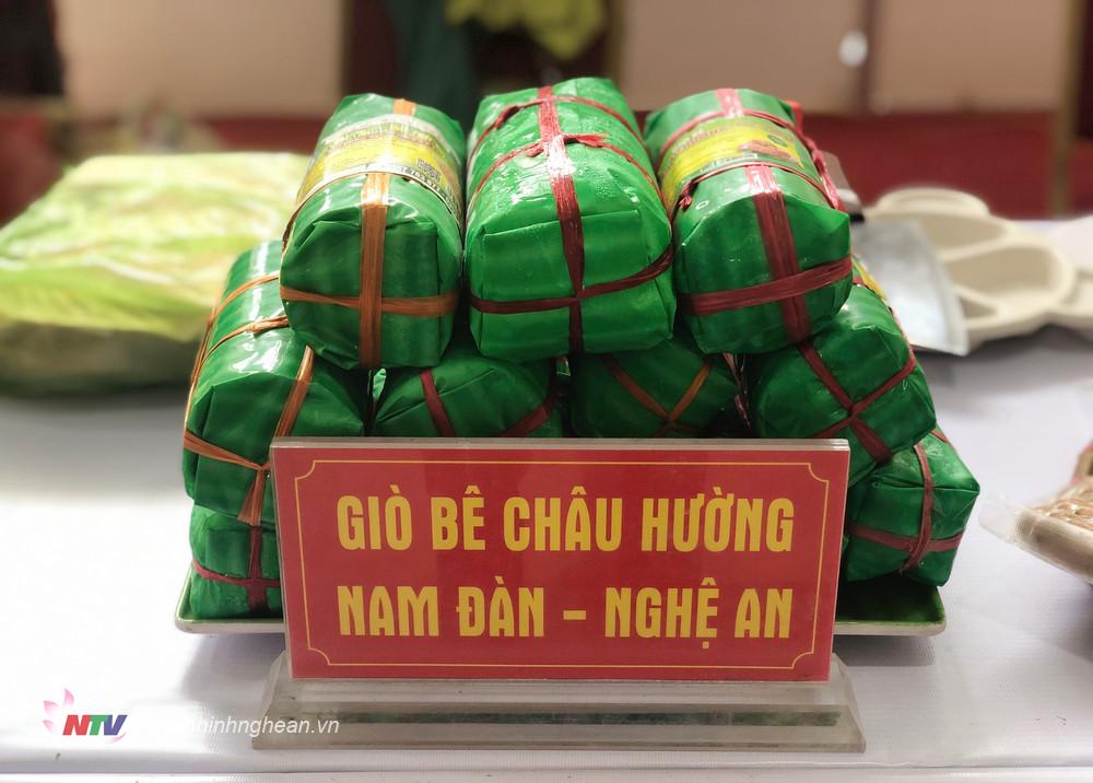 Giò bê Nam Đàn được trưng bày tại phiên chợ