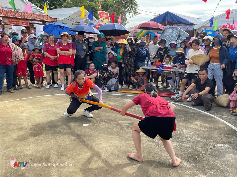 Thi đấu môn Đẩy gậy.