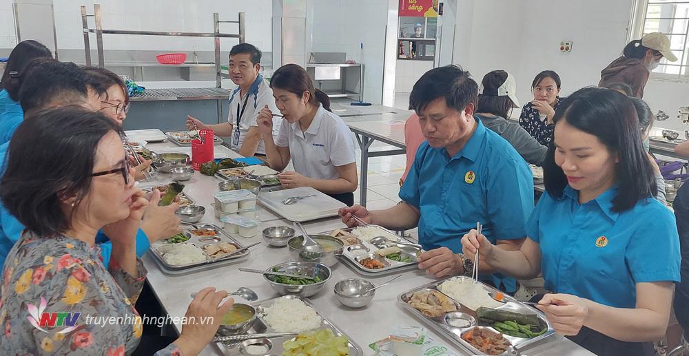 Cán bộ công đoàn cùng lãnh đạo công ty ăn bữa cơm công đoàn với công nhân.