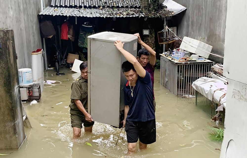 Chính quyền TP Cao Bằng hỗ trợ người dân di dời tài sản khỏi vùng ngập. 