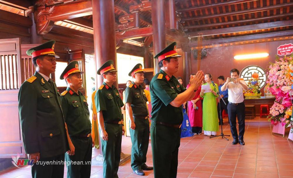 Lãnh đạo Quân khu 4 dâng hương tưởng niệm Tổng Bí thư Lê Hồng Phong.