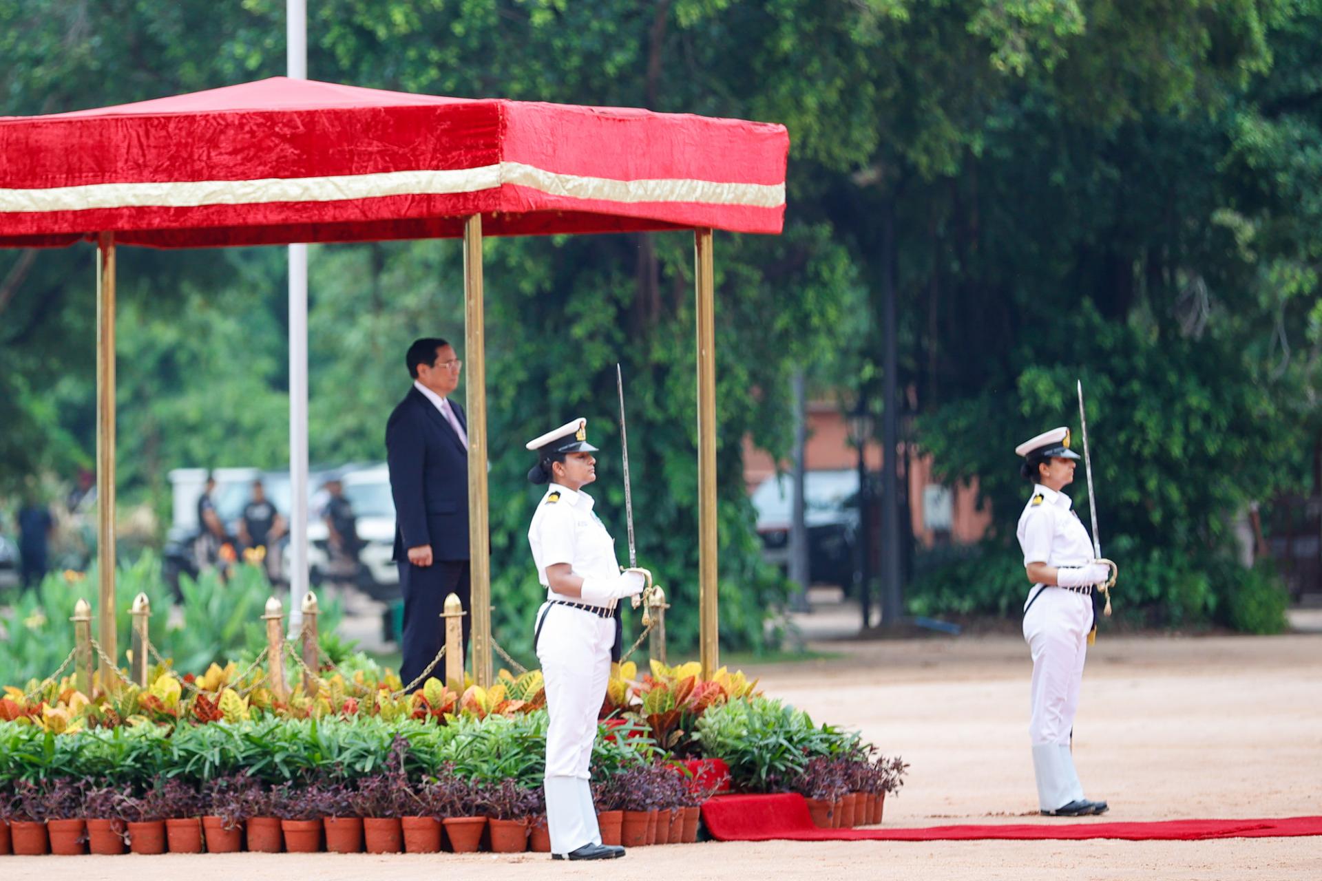 Thủ tướng Phạm Minh Chính trên bục danh dự, quân nhạc cử quốc thiều hai nước.