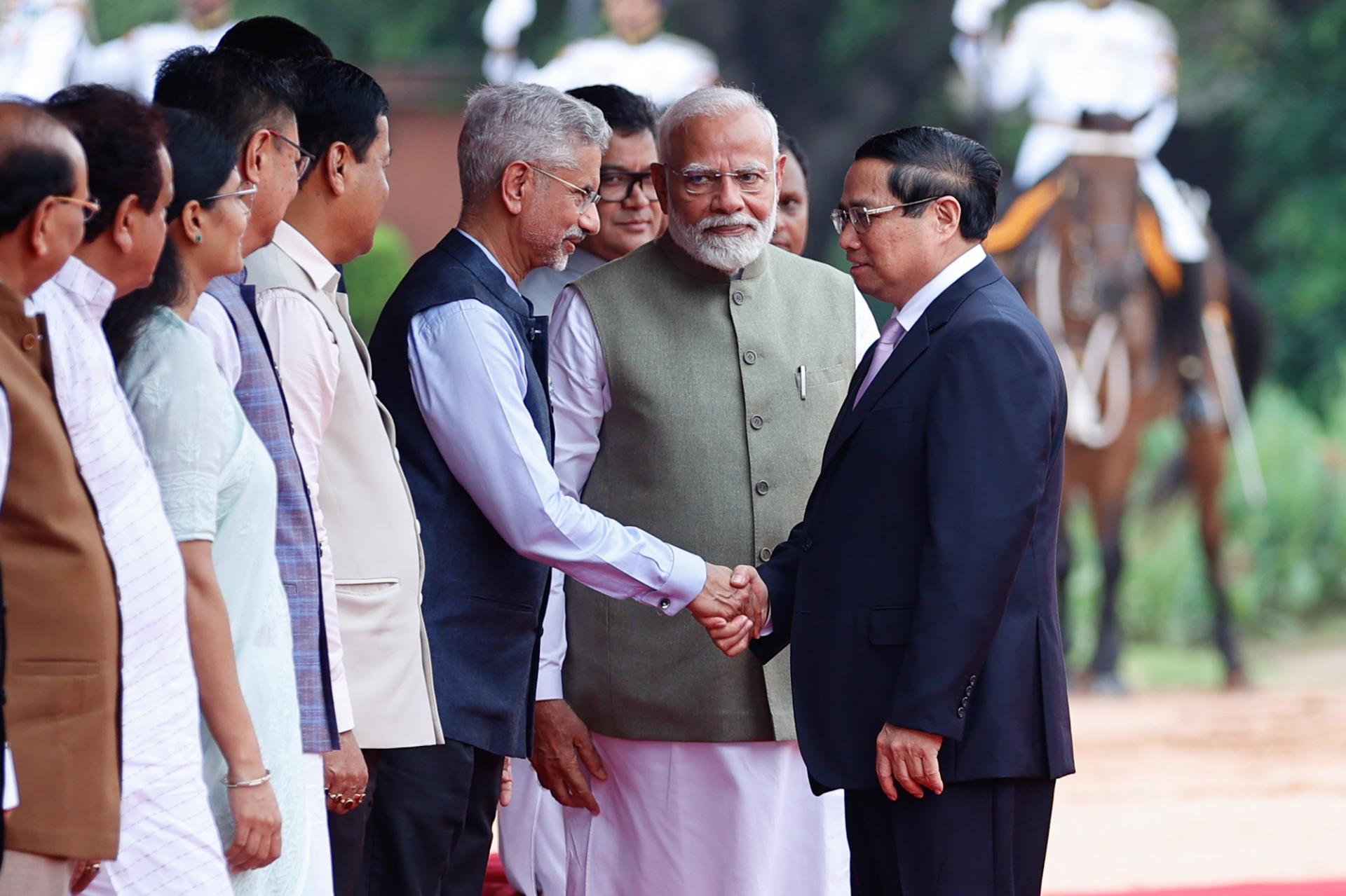 Thủ tướng Ấn Độ Narendra Modi giới thiệu với Thủ tướng Phạm Minh Chính về thành phần đoàn cấp cao Ấn Độ.