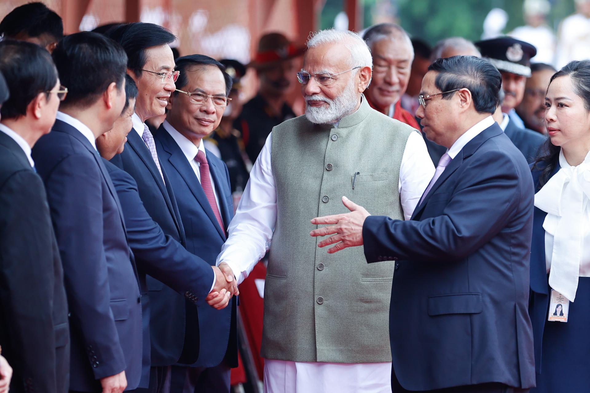 Thủ tướng Phạm Minh Chính giới thiệu với Thủ tướng Ấn Độ Narendra Modi về thành phần đoàn cấp cao Việt Nam.