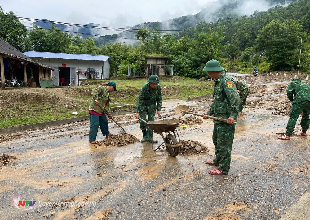 Lực lượng đồn BP Mường Ải và người dân địa phương khắc phục hậu quả mưa lũ.