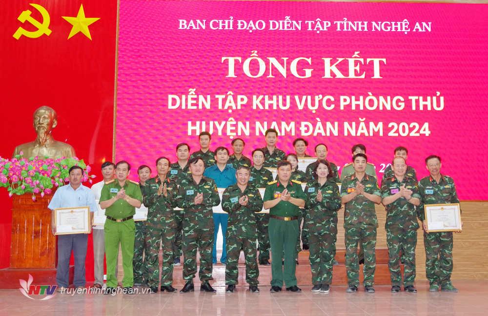 rao thưởng cho các tập thể và cá nhân có thành tích xuất sắc trong đợt diễn tập khu vực phòng thủ huyện Nam Đàn.