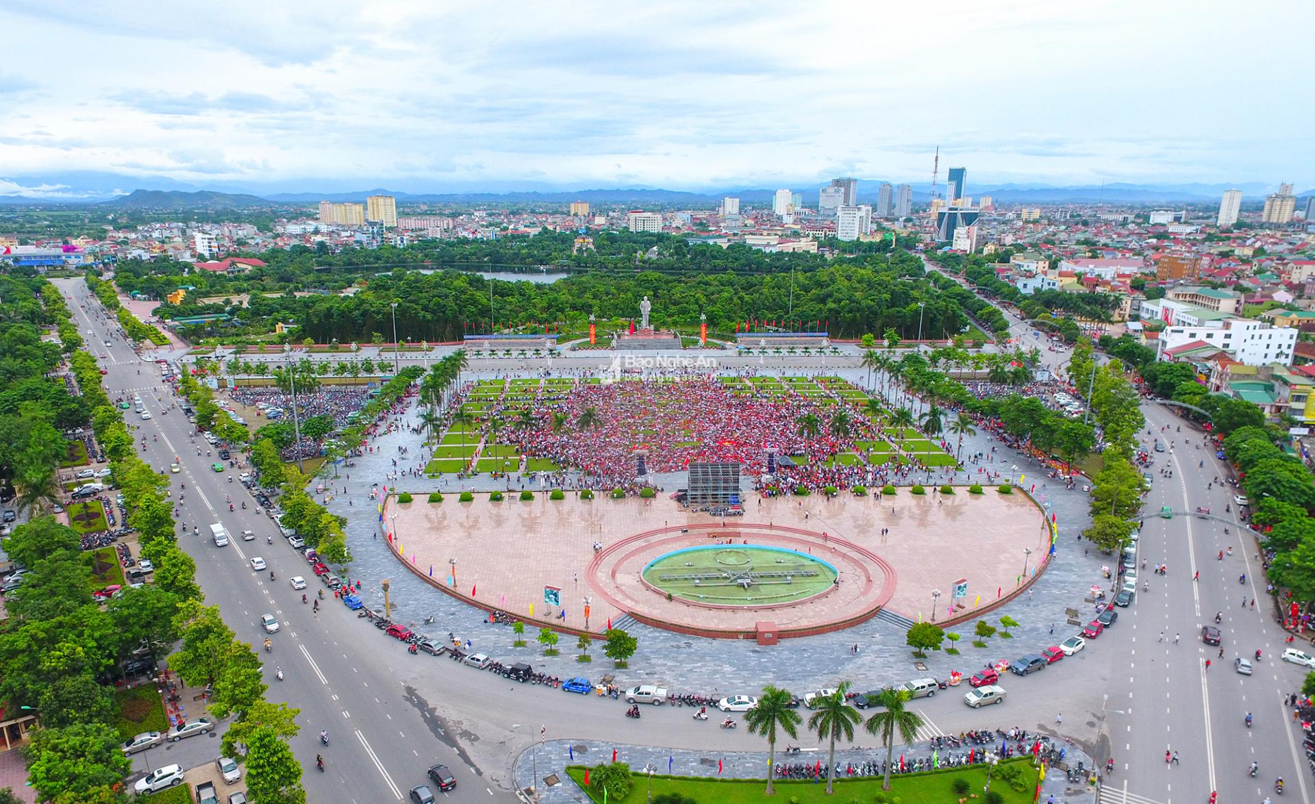 Quảng trường Hồ Chí Minh (TP. Vinh). Ảnh: Sách Nguyễn