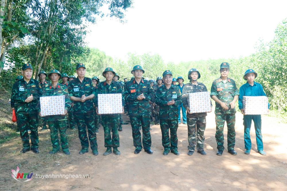 Đại tá Phan Đại Nghĩa - Uỷ viên Ban Thường vụ Tỉnh uỷ, Chỉ huy trưởng Bộ Chỉ huy Quân sự tỉnh, Phó trưởng Ban Thường trực Ban Chỉ đạo diễn tập tỉnh cùng các đồng chí trong Ban chỉ đạo tặng quà động viên lực lượng tham gia thực binh Đại đội bộ binh vận động phục kích.