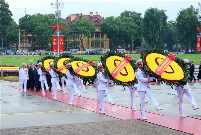 Các đồng chí lãnh đạo, nguyên lãnh đạo Đảng, Nhà nước đặt vòng hoa và vào Lăng viếng Chủ tịch Hồ Chí Minh. 