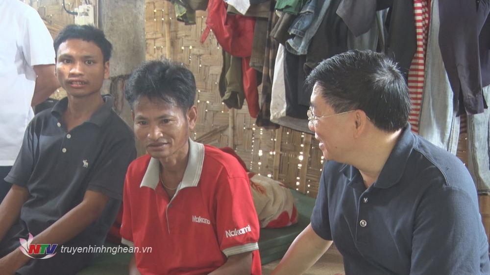 Phó Bí thư Thường trực Tỉnh ủy thăm hỏi gia đình ông La Văn Minh, dân tộc Đan Lai tại bản Châu Sơn, xã Châu Khê. 