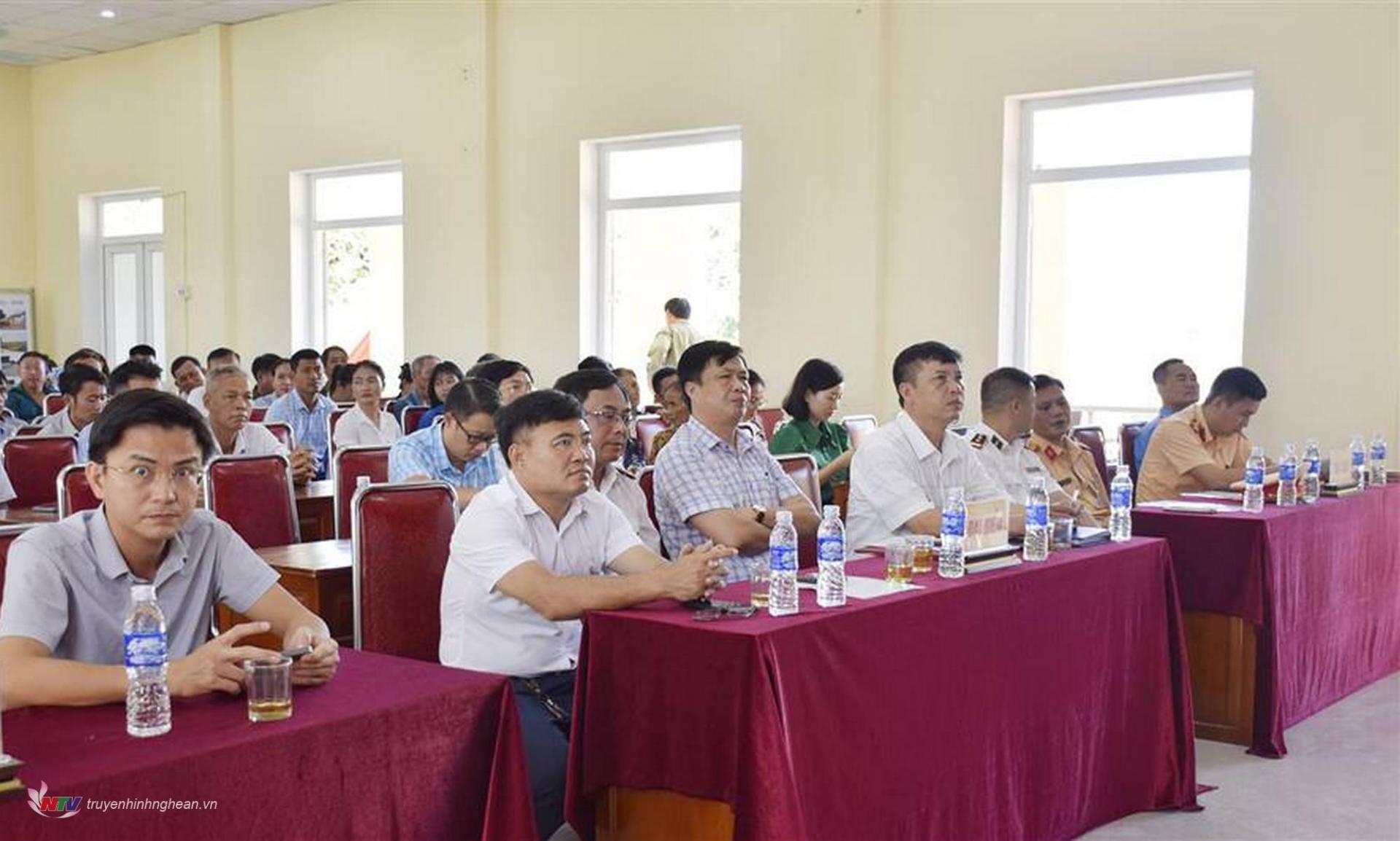 Các đại biểu dự buổi lễ.