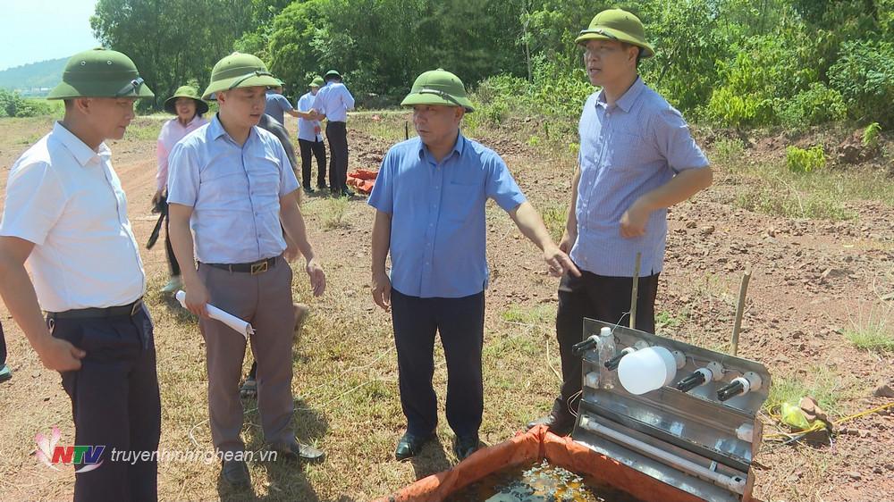 Đoàn công tác kiểm tra bẫy đèn bắt sâu róm ở xã Nghi Tiến, huyện Nghi Lộc.