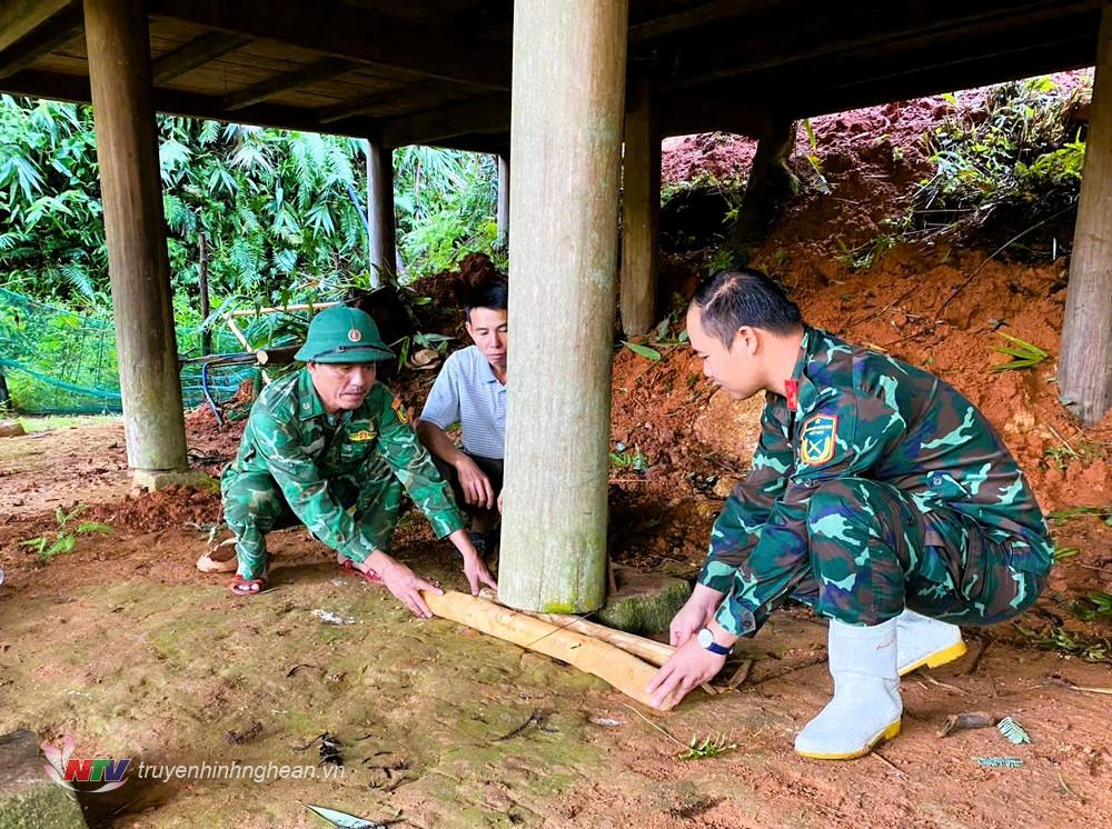 Cán bộ chiến sĩ Đồn Biên phòng Thông Thụ phối hợp với lực lượng đứng chân trên địa bàn hỗ trợ người dân khắc phục hậu quả mưa lớn nhanh chóng ổn định nơi ở.