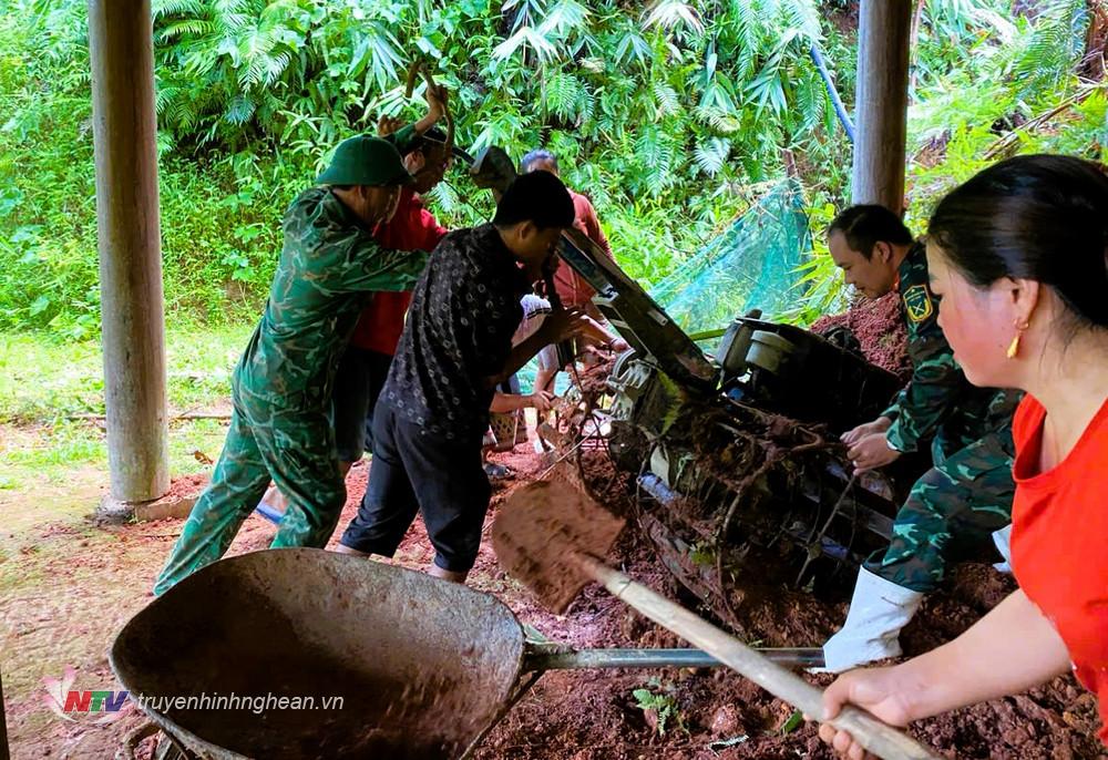 Cán bộ chiến sĩ Đồn Biên phòng Thông Thụ phối hợp với lực lượng đứng chân trên địa bàn cùng người dân địa phương khắc phục hậu quả sạt lở đất do mưa lớn kéo dài.