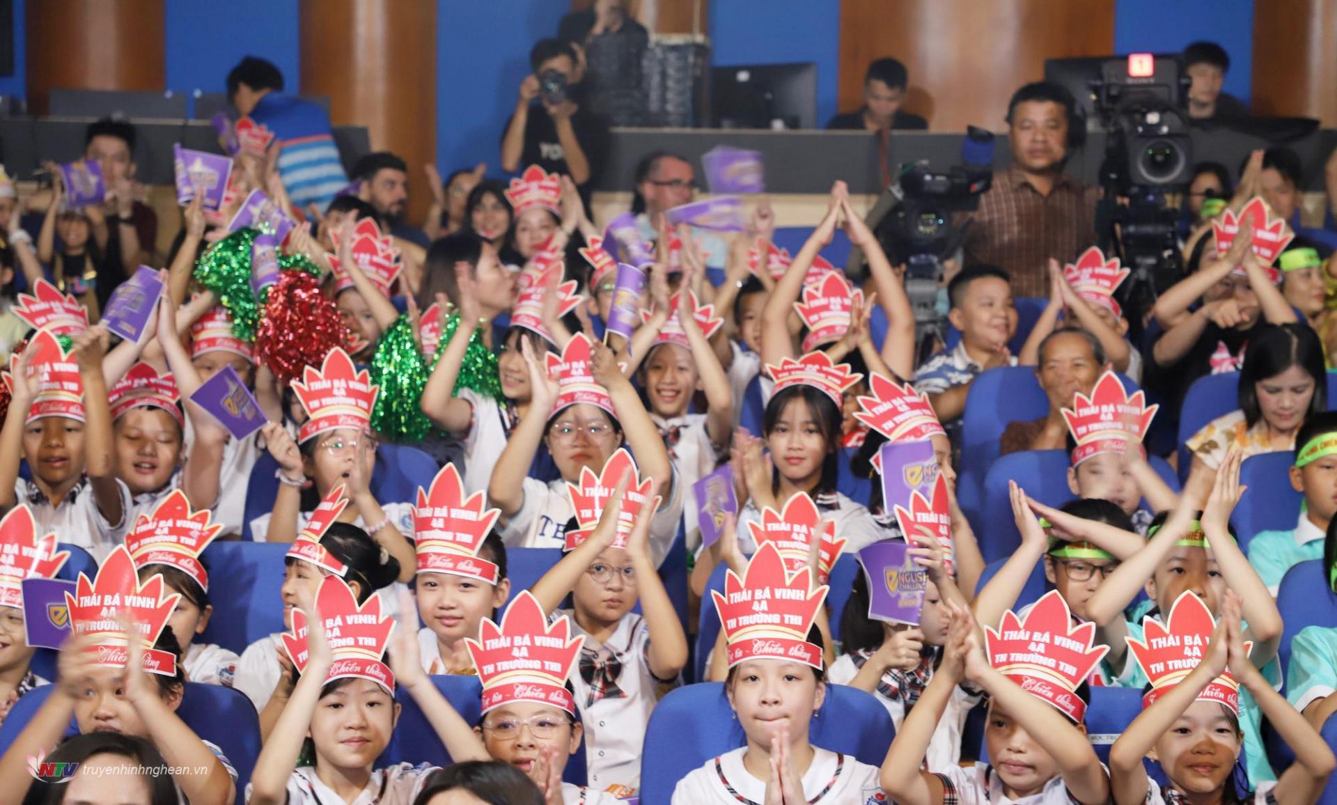 Thầy cô, học sinh và phụ huynh các trường mang đến không khí sôi động tại điểm cầu Trường quay S1 Đài PT-TH Nghệ An.