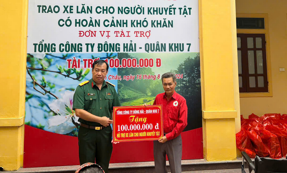 Tổng công ty Đông Hải quân khu 7 Trao 40 xe lăn trị giá 100 triệu đồng.