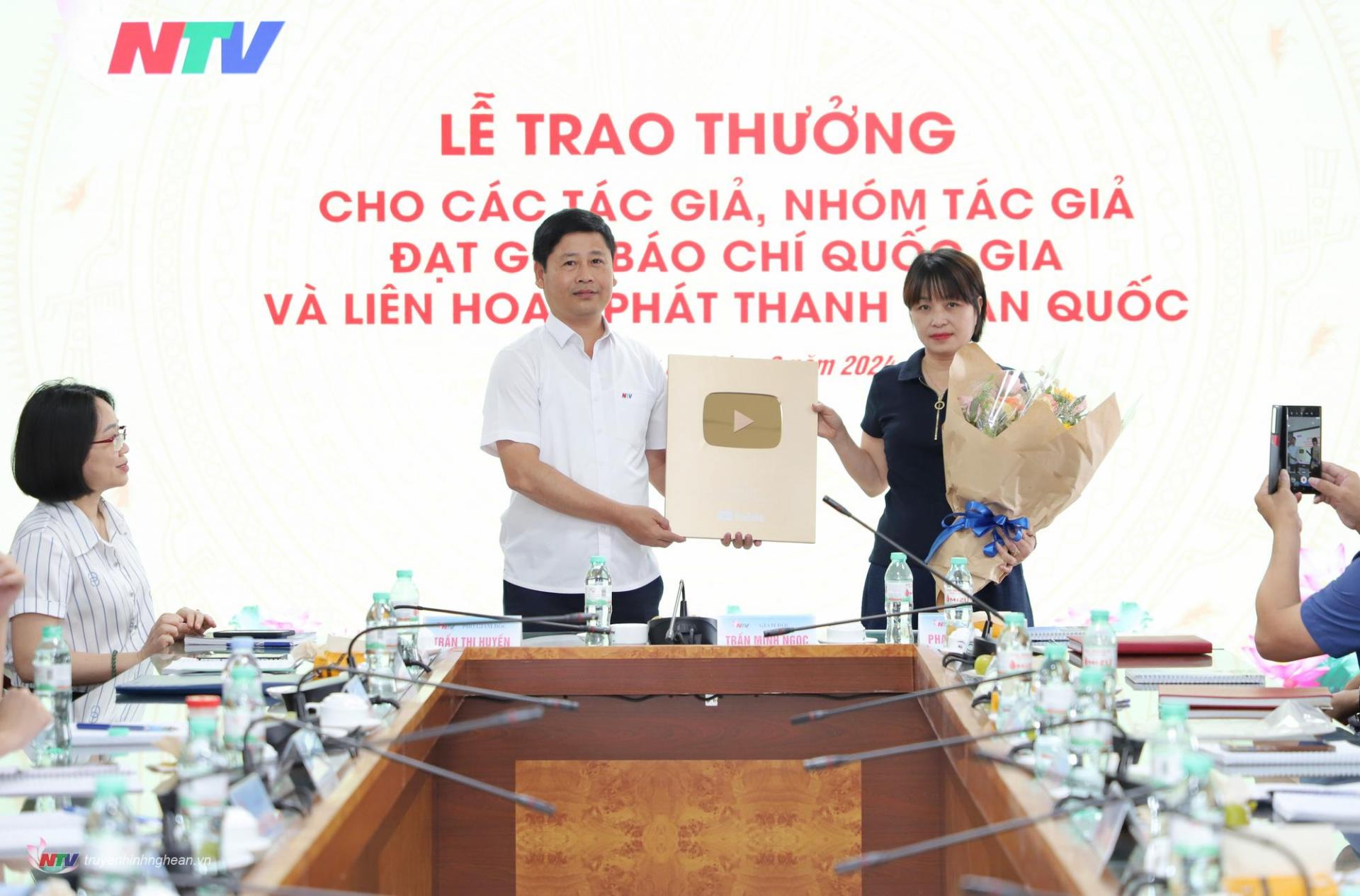 Giám đốc Đài PT-TH Nghệ An Trần Minh Ngọc trao giải thưởng người sáng tạo Vàng của YouTube cho lãnh đạo phòng Thư ký Biên tập - Nội dung số.