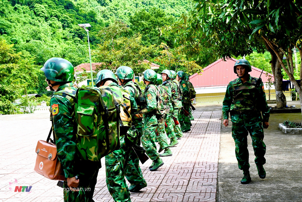 Kiểm tra mang đeo trang bị của cán bộ chiến sỹ trước lúc lên đường thực hiện nhiệm vụ