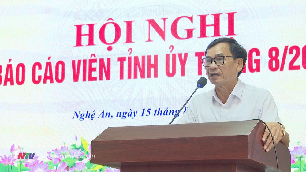 Đồng chí Võ Văn Dũng - Ủy viên Ban Chấp hành Đảng bộ tỉnh, Phó trưởng Ban Tuyên giáo Tỉnh ủy quán triệt Chỉ thị số 30 của Ban Thường vụ Tỉnh ủy.