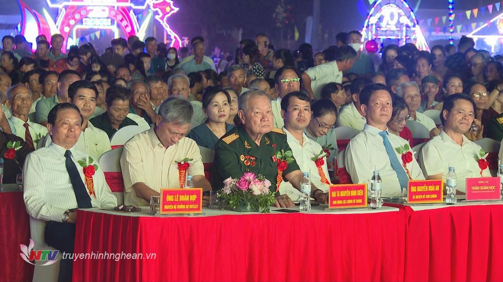 Đồng chí Lê Doãn Hợp - Nguyên Bộ Trưởng bộ Thông tin Truyền thông cùng lãnh đạo một số Sở, ngành dự buổi lễ.