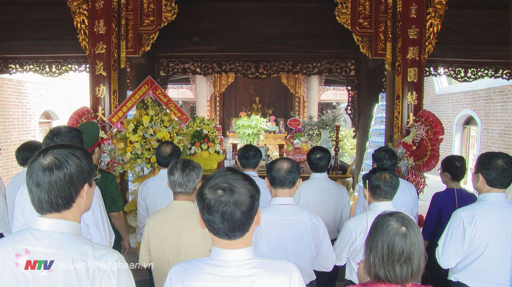 oàn đại biểu Tỉnh ủy, HĐND, UBND, Ủy ban MTTQ Việt Nam tỉnh Nghệ An thành kính tưởng niệm tại Đền Chung Sơn - Đền thờ gia tiên Chủ tịch Hồ Chí Minh.