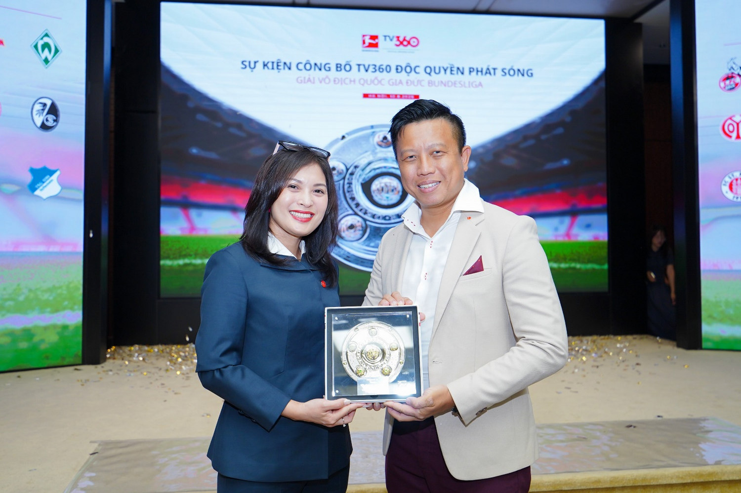 Ông Kevin Sim - Giám đốc khu vực châu Á- Thái Bình Dương của Bundesliga trao tặng biểu trưng Cúp Bundesliga cho bà Nguyễn Hà Thành- Phó Tổng Giám đốc Tổng Công ty Viễn thông Viettel