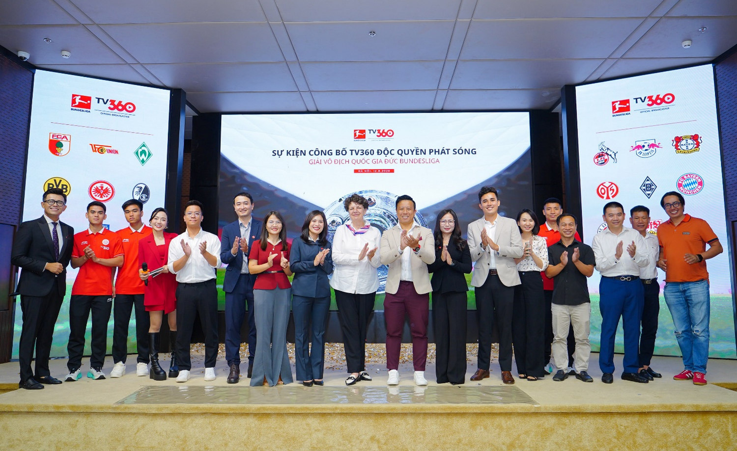 Bà Helga Margarete Barth- Đại sứ CHLB Đức tại Việt Nam, ông Kevin Sim- Giám đốc khu vực châu Á- Thái Bình Dương của Bundesliga và bà Nguyễn Hà Thành- Phó Tổng Giám đốc Tổng Công ty Viễn thông Viettel cùng các vị khách mời chúc mừng sự kiện