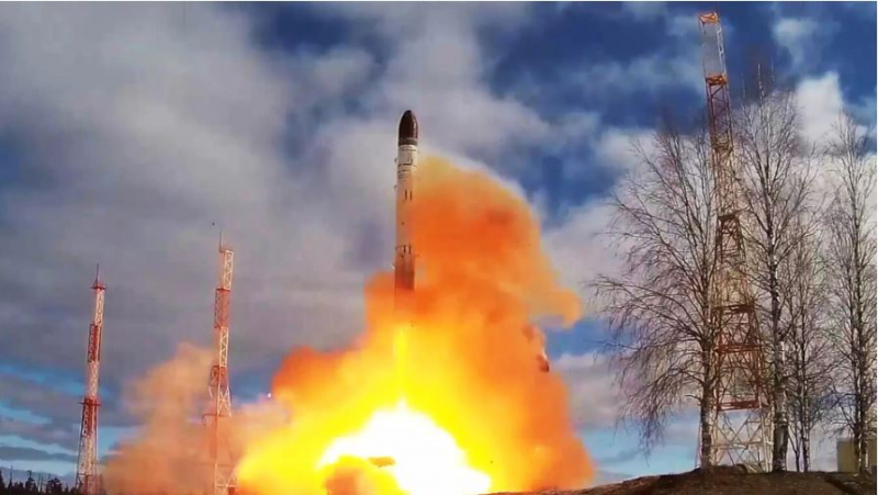 Siêu tên lửa Sarmat rời bệ phóng tại sân bay vũ trụ Plesetsk hồi tháng 4/2022. Ảnh: Sputnik.