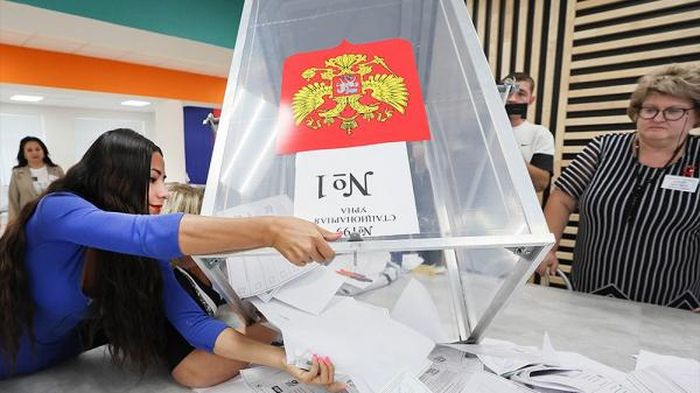 Kết quả kiểm phiếu sơ bộ cho thấy, đảng Nước Nga Thống nhất giành phần thắng áp đảo tại cuộc bầu cử địa phương ở 4 khu vực mới sáp nhập. Ảnh: Kommersant.
