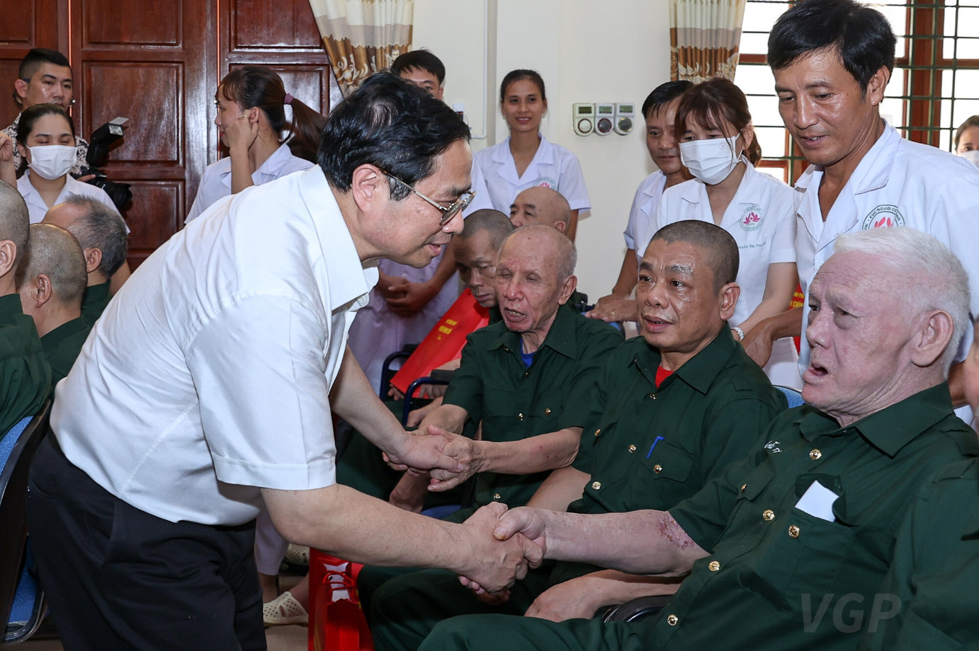 Thủ tướng Phạm Minh Chính thăm, tặng quà tại Trung tâm điều dưỡng thương binh Kim Bảng (Hà Nam) năm 2022.