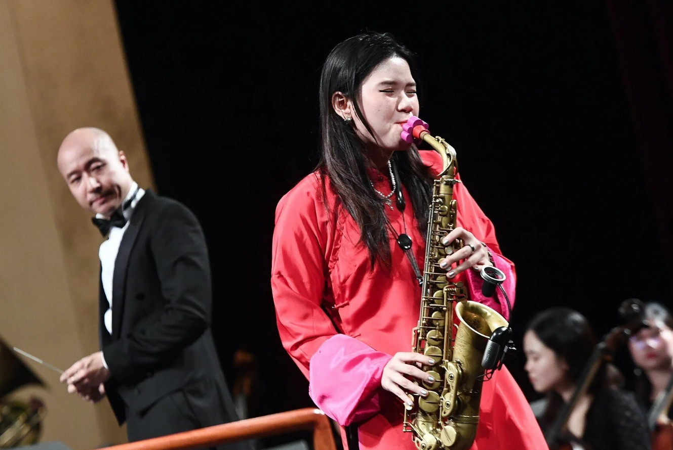 Nghệ sĩ saxophone 19 tuổi An Trần biểu diễn ca khúc Mẹ yêu con của nhạc sĩ Nguyễn Văn Tý.