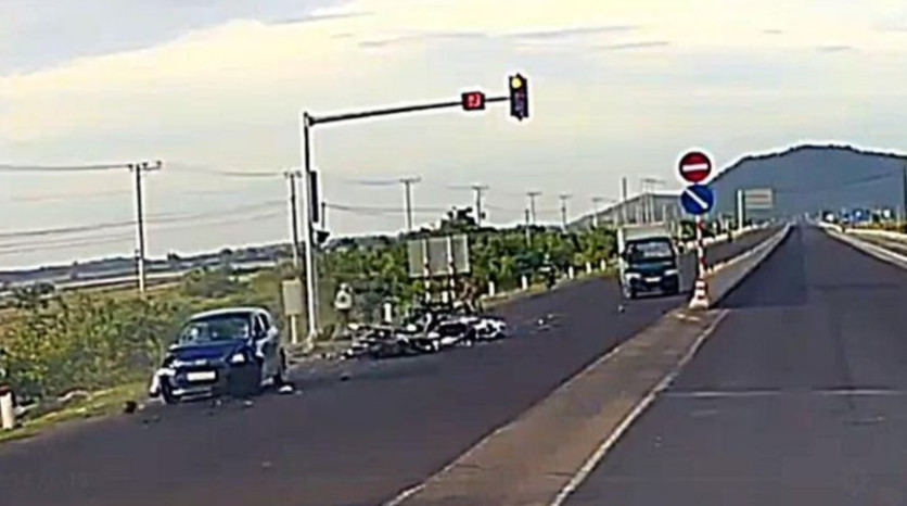 Ôtô tông ngã 5 xe máy dừng chờ đèn đỏ. Ảnh cắt từ camera.