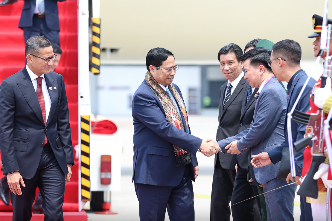 Cán bộ nhân viên Đại sứ quán Việt Nam tại Indonesia và phái đoàn Việt Nam đón Thủ tướng Phạm Minh Chính