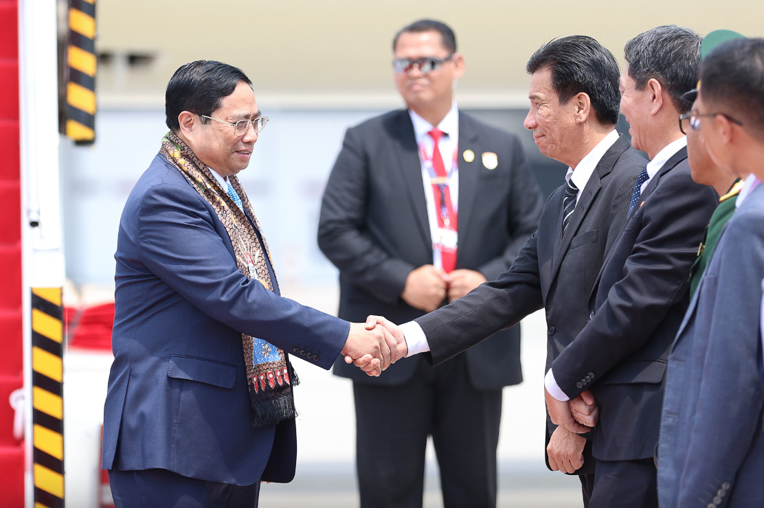 Đại sứ Đặc mệnh Toàn quyền Việt Nam tại Indonesia Tạ Văn Thông đón Thủ tướng Phạm Minh Chính