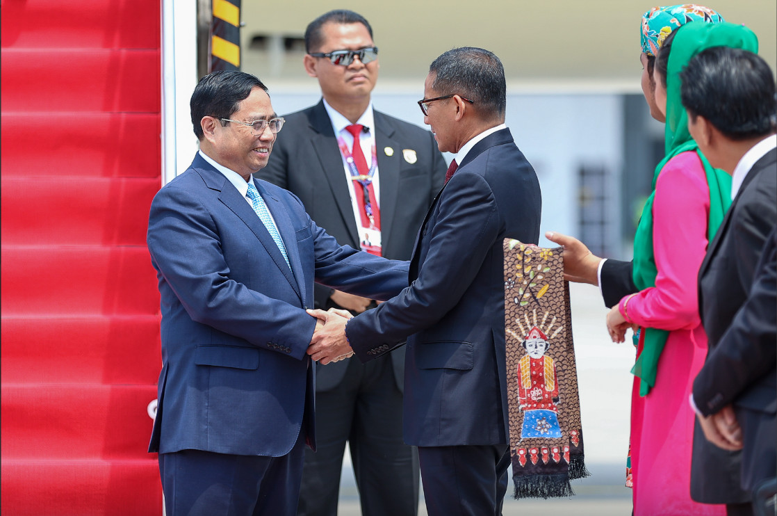 Bộ trưởng Du lịch và Kinh tế Sáng tạo Indonesia Sandiaga Uno đón Thủ tướng Phạm Minh Chính tại cầu thang máy bay