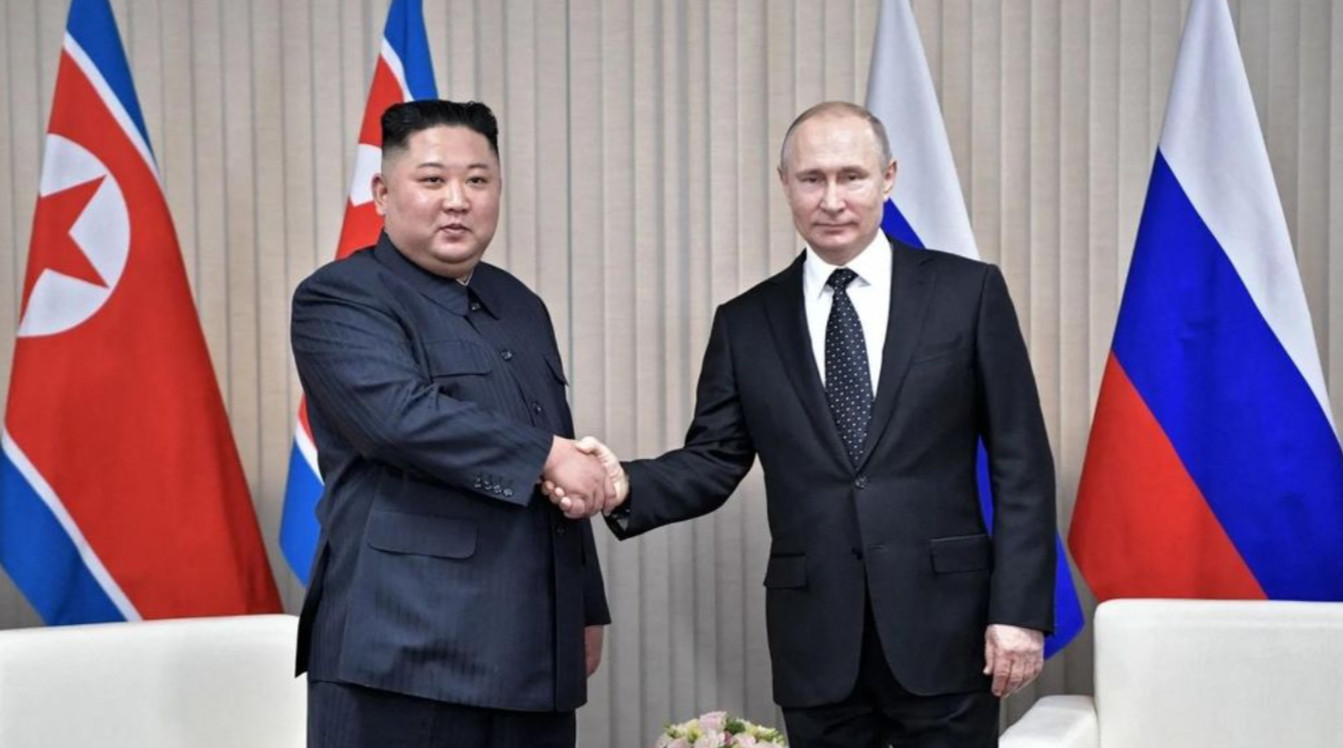 Nhà lãnh đạo Triều Tiên Kim Jong-un (trái) gặp Tổng thống Nga Vladimir Putin tại Vladivostok (Nga) tháng 4/2019. Ảnh: AFP/Getty