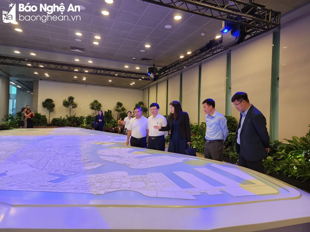 Đoàn công tác thăm Triển lãm Quy hoạch thành phố và nghe lãnh đạo Cơ quan Quốc gia thông minh Singapore giới thiệu về việc ứng dụng công nghệ cho thành phố và cung cấp các dịch vụ cho người dân.