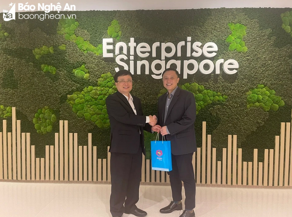 Đồng chí Bùi Đình Long tặng quà lưu niệm lãnh đạo Cơ quan Phát triển doanh nghiệp Singapore (ESG).