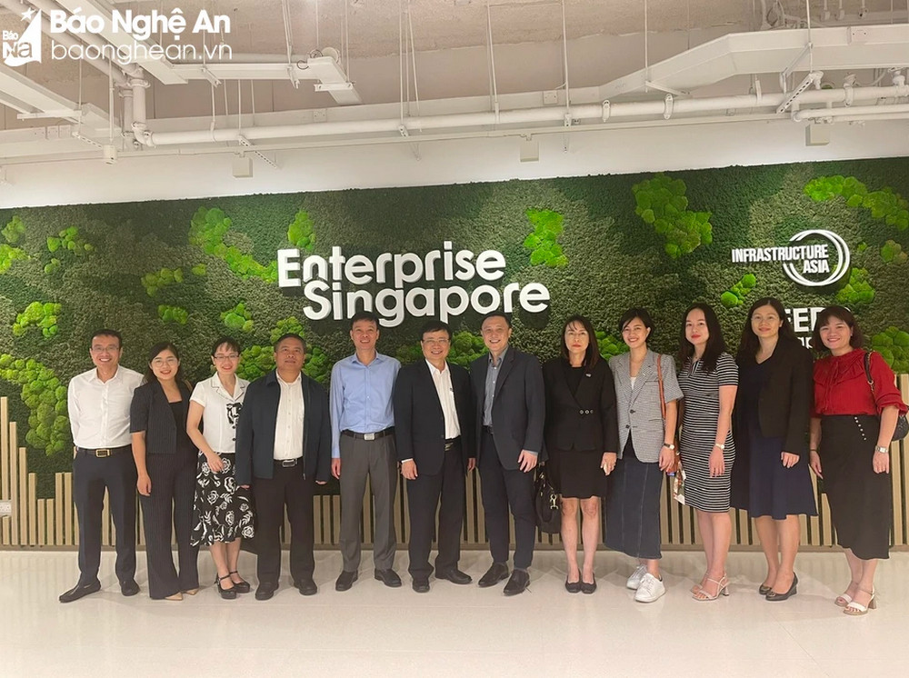Đoàn công tác chụp ảnh lưu niệm với lãnh đạo Cơ quan Phát triển doanh nghiệp Singapore (ESG).
