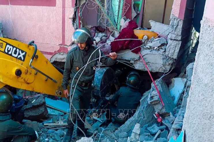 Nhân viên cứu hộ tìm kiếm nạn nhân dưới đống đổ nát sau trận động đất ở tỉnh Al Haouz, Maroc, ngày 9/9/2023. 