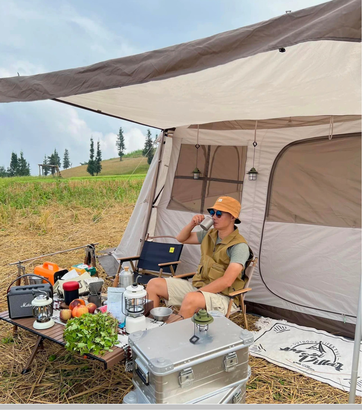 Nhiều du khách lựa chọn cắm trại giữa thảo nguyên (Ảnh Trần Quang Tú - Group Check in Việt Nam)