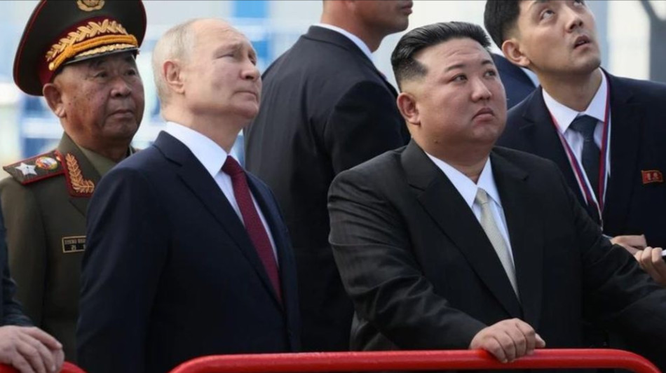 Tổng thống Nga Vladimir Putin (trái) và nhà lãnh đạo Triều Tiên Kim Jong-un thăm sân bay vũ trụ Vostochny, tỉnh Amur, vùng Viễn Đông (Nga) ngày 13-9. Ảnh: RT