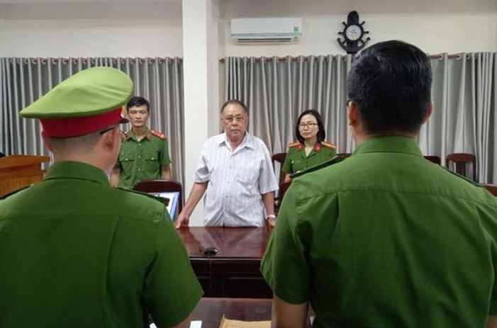 Cơ quan Cảnh sát điều tra Công an tỉnh Phú Yên tống đạt quyết định khởi tố bị can Đỗ Duy Vinh. Ảnh CAND