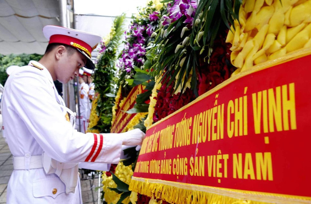 Chiến sĩ Đoàn Nghi lễ Quân đội thực hiện các bước chuẩn bị Lễ viếng Thượng tướng Nguyễn Chí Vịnh, sáng 18/9.