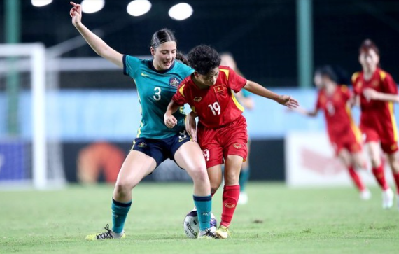 U17 nữ Việt Nam gặp khó trước thể hình vượt trội của U17 nữ Australia. Ảnh: VFF